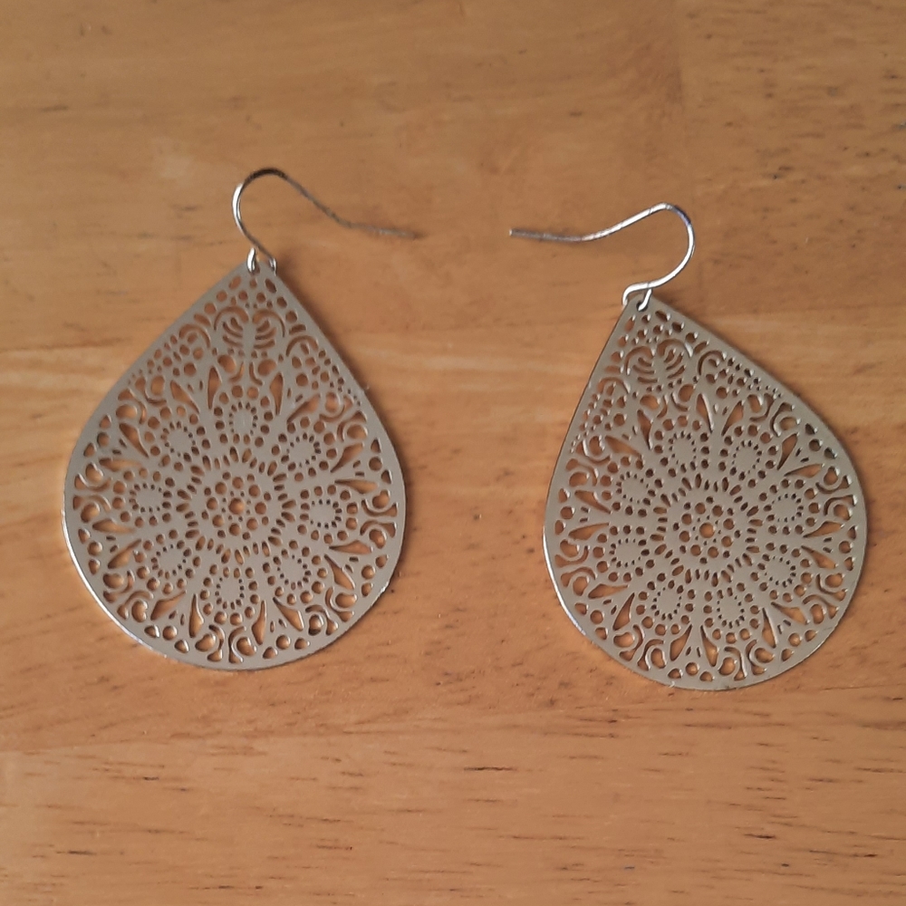 Large gold colored leaf/tear drop dangle earrings